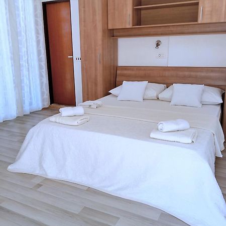 Guesthouse Cecilia Малинска Экстерьер фото