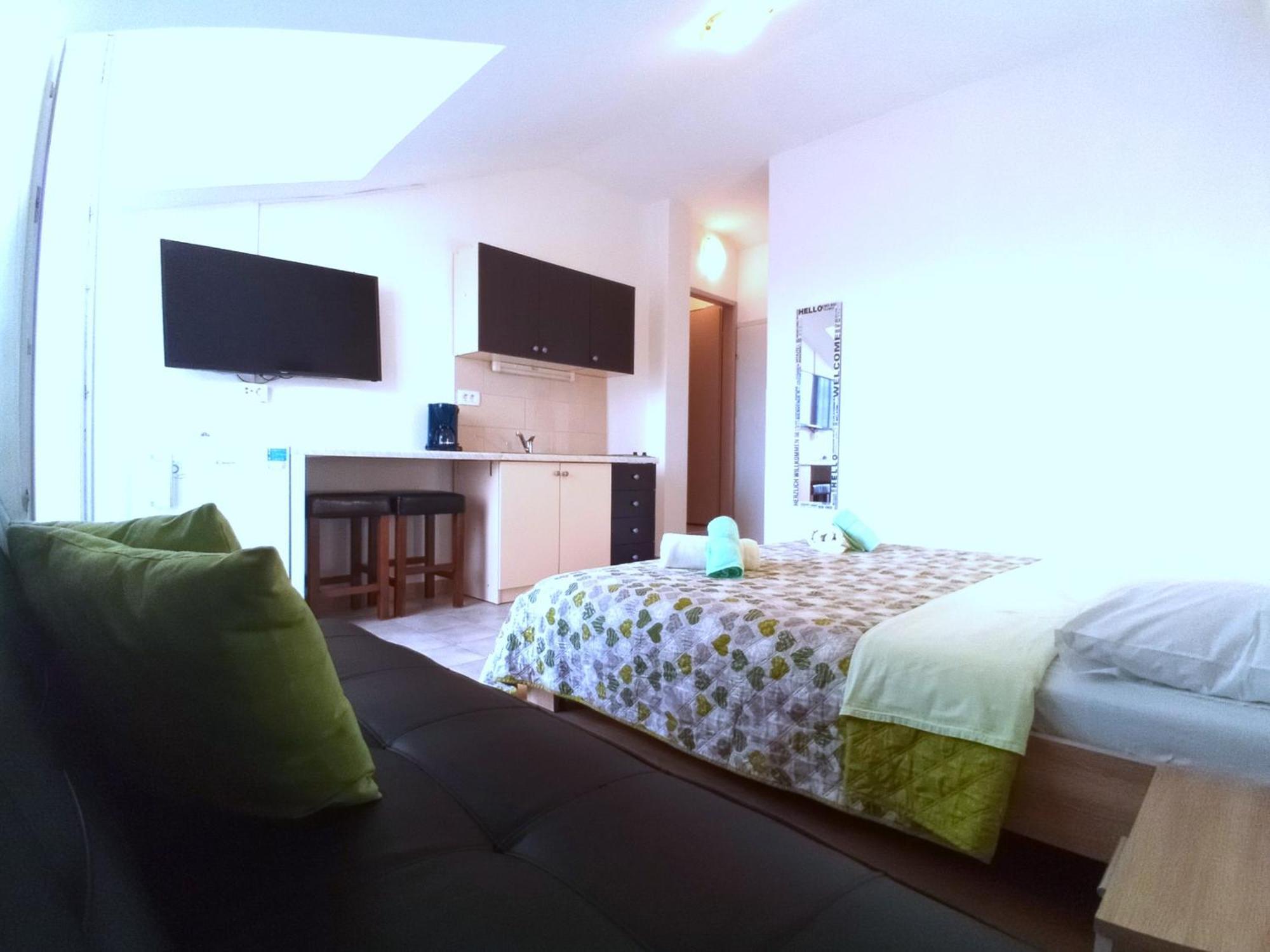 Guesthouse Cecilia Малинска Экстерьер фото