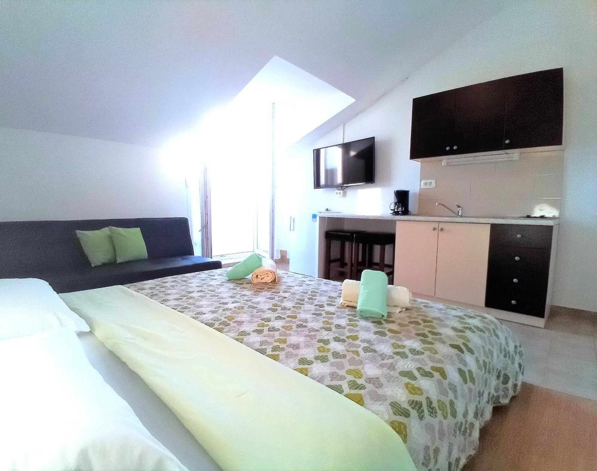 Guesthouse Cecilia Малинска Экстерьер фото