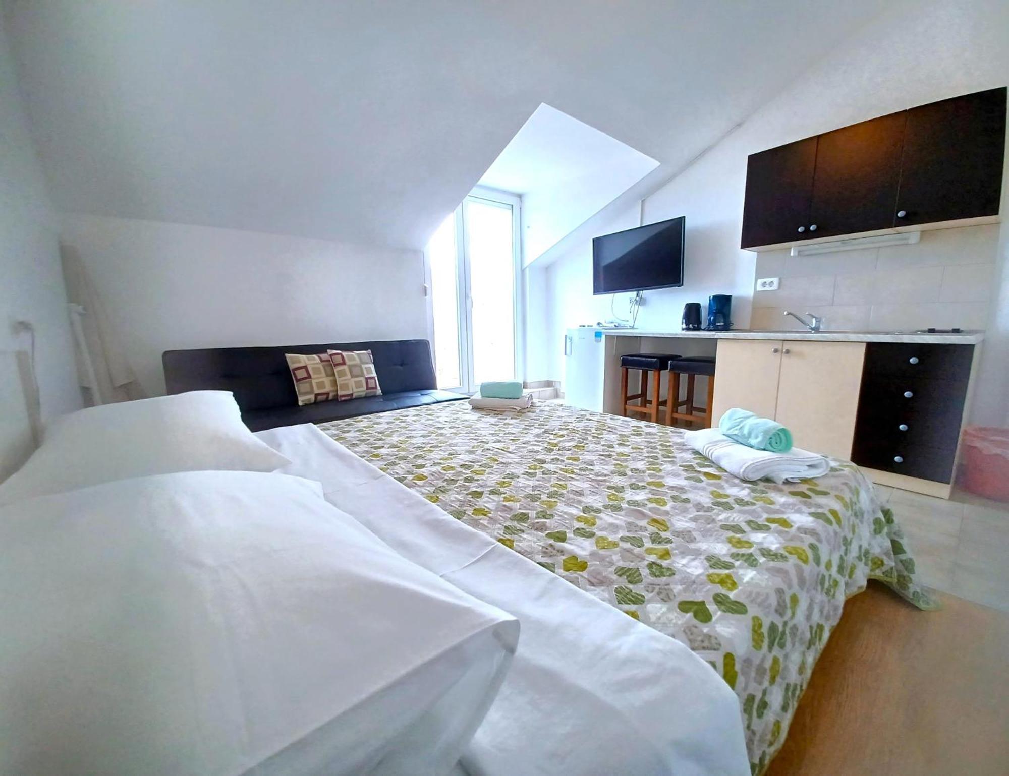Guesthouse Cecilia Малинска Экстерьер фото